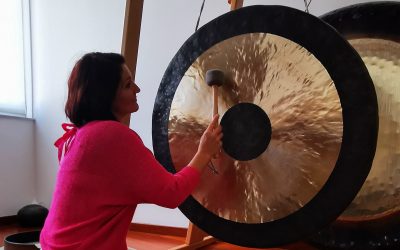 Terapevtska moč zvoka: Holistični pristop k dobremu počutju po metodi Petra Hessa